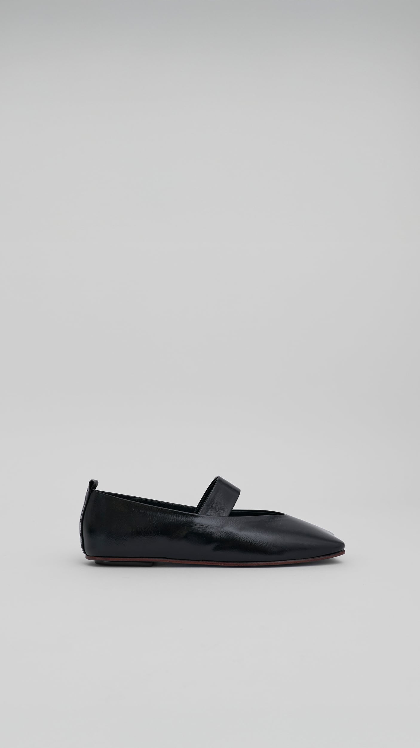 Future Present - MAME KUROGOUCHI | Curved Line Babouche Shoes