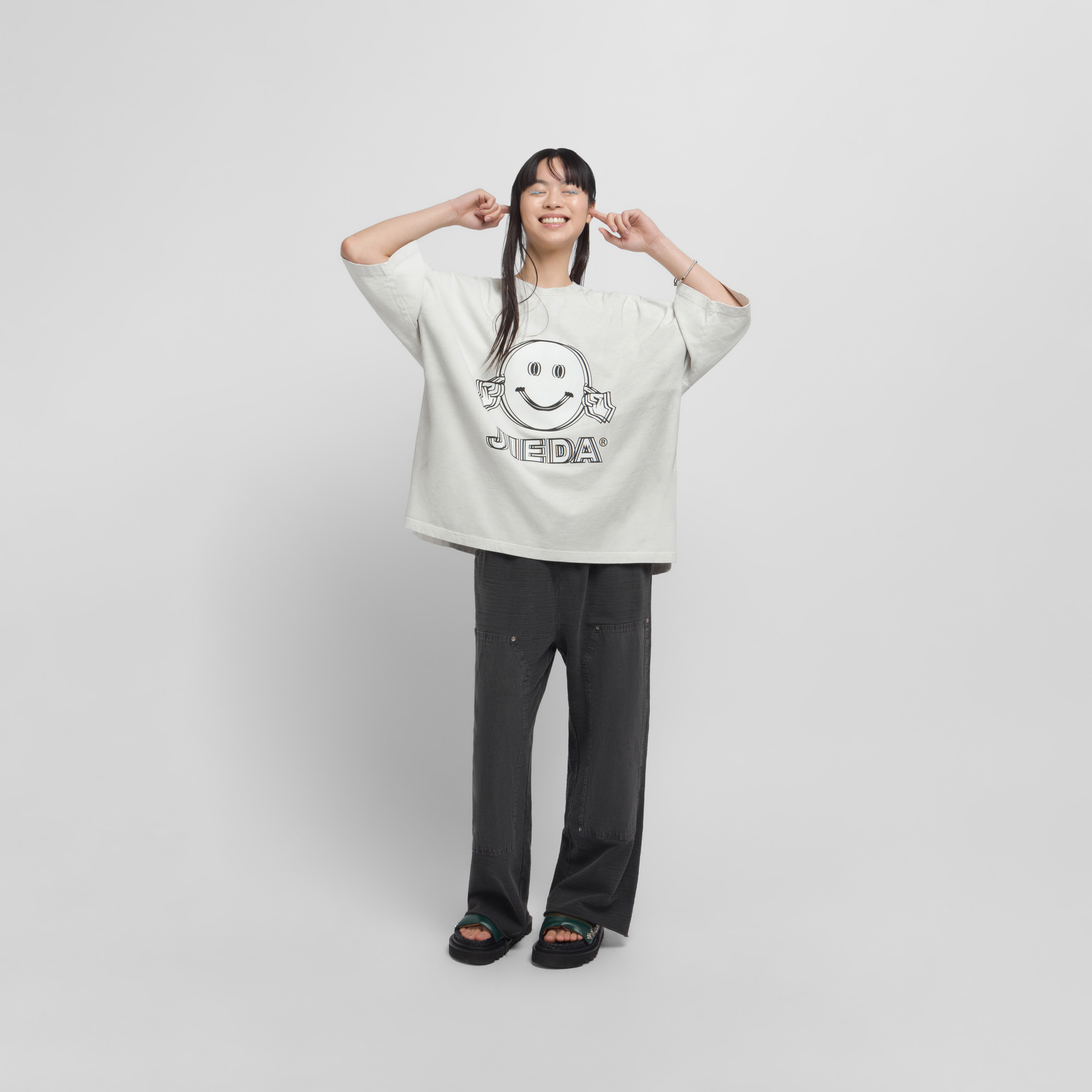 STIGMAのPin Smile Semi-oversized T-shirts 全2色 Future Present - JIEDA | Smile Oversized T-shirt